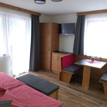 Haus Alpenflora Apartment Flirsch Bagian luar foto