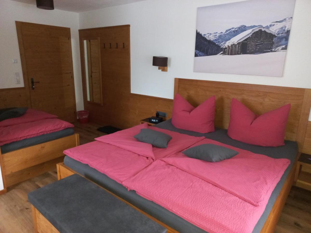 Haus Alpenflora Apartment Flirsch Bagian luar foto