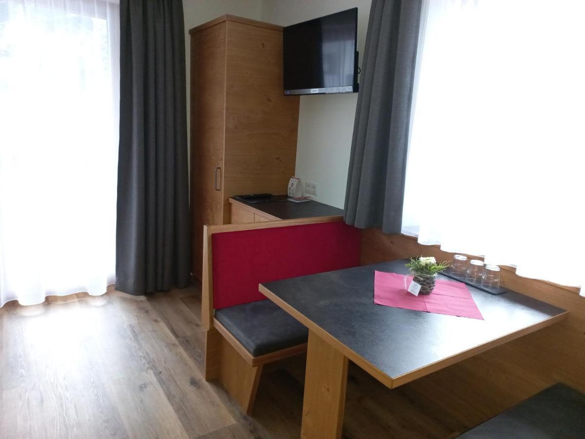 Haus Alpenflora Apartment Flirsch Bagian luar foto