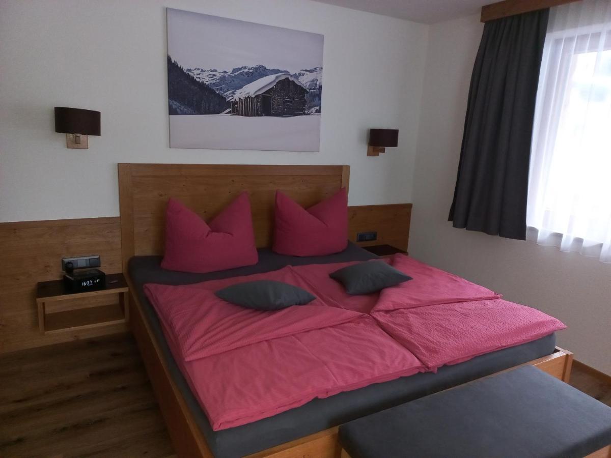 Haus Alpenflora Apartment Flirsch Bagian luar foto
