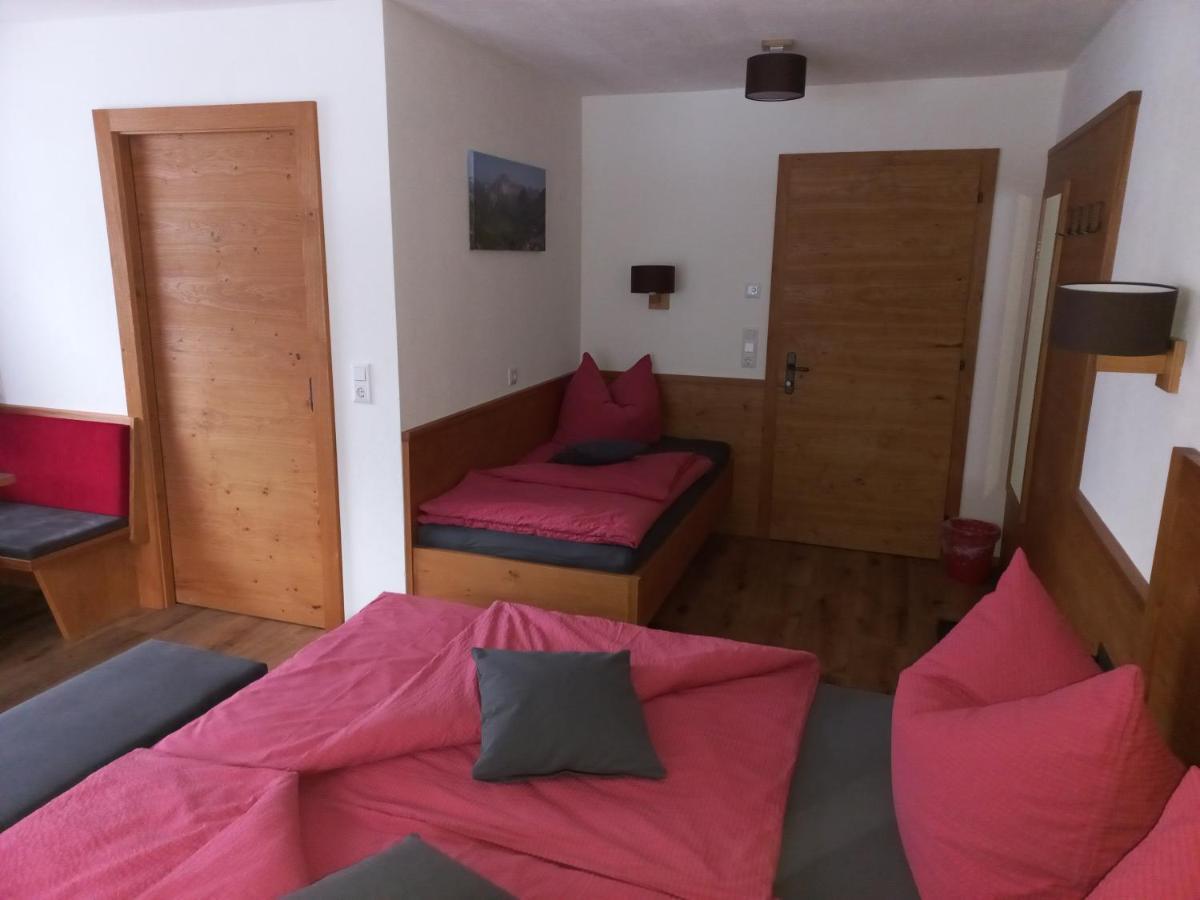 Haus Alpenflora Apartment Flirsch Bagian luar foto