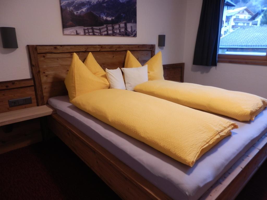 Haus Alpenflora Apartment Flirsch Bagian luar foto