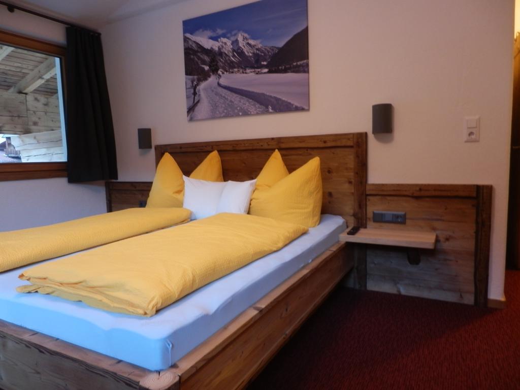 Haus Alpenflora Apartment Flirsch Bagian luar foto