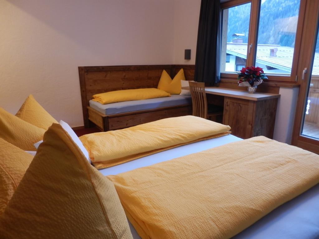 Haus Alpenflora Apartment Flirsch Bagian luar foto