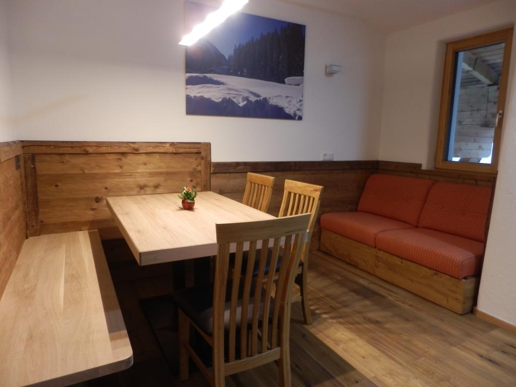 Haus Alpenflora Apartment Flirsch Bagian luar foto