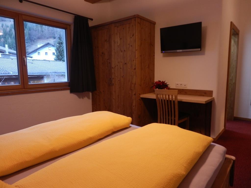 Haus Alpenflora Apartment Flirsch Bagian luar foto