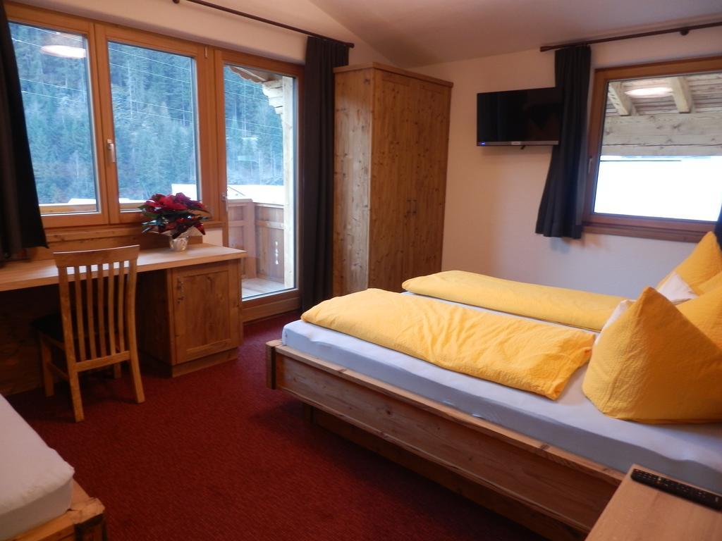 Haus Alpenflora Apartment Flirsch Bagian luar foto