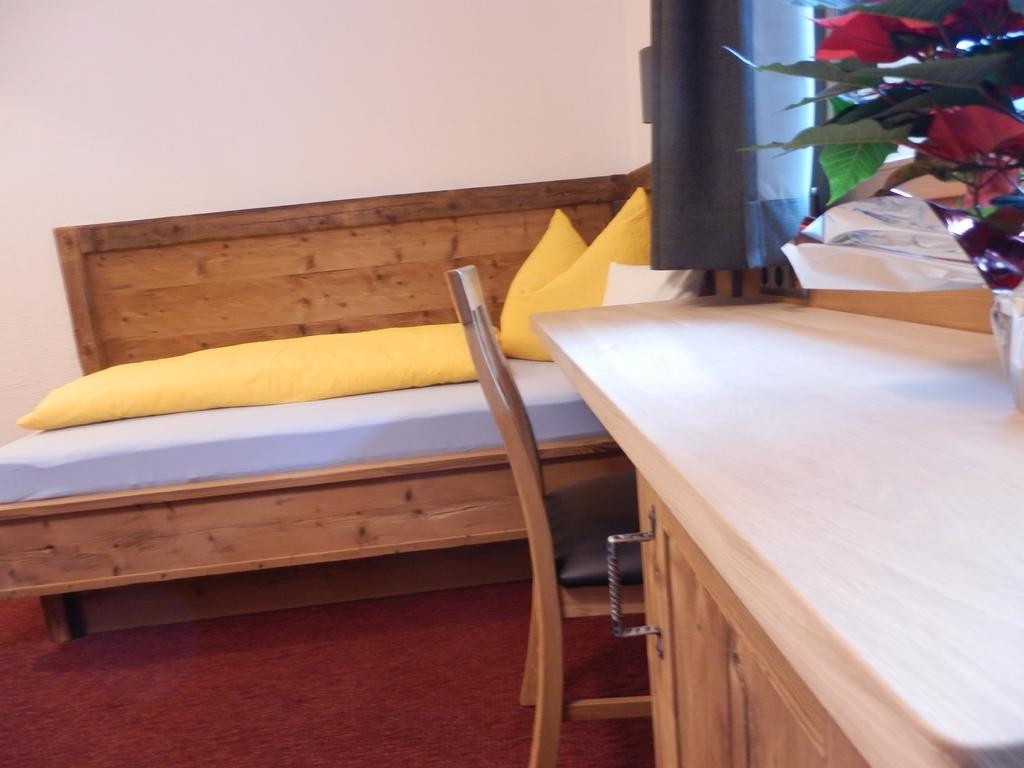 Haus Alpenflora Apartment Flirsch Bagian luar foto
