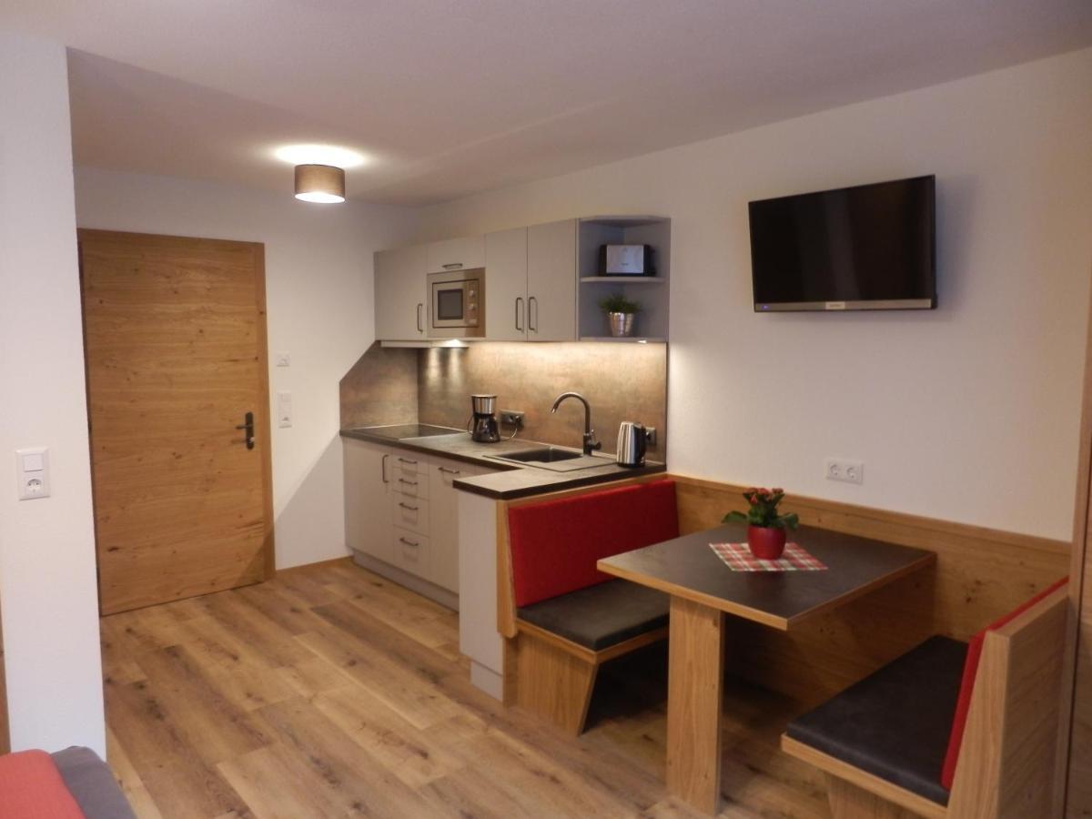 Haus Alpenflora Apartment Flirsch Bagian luar foto
