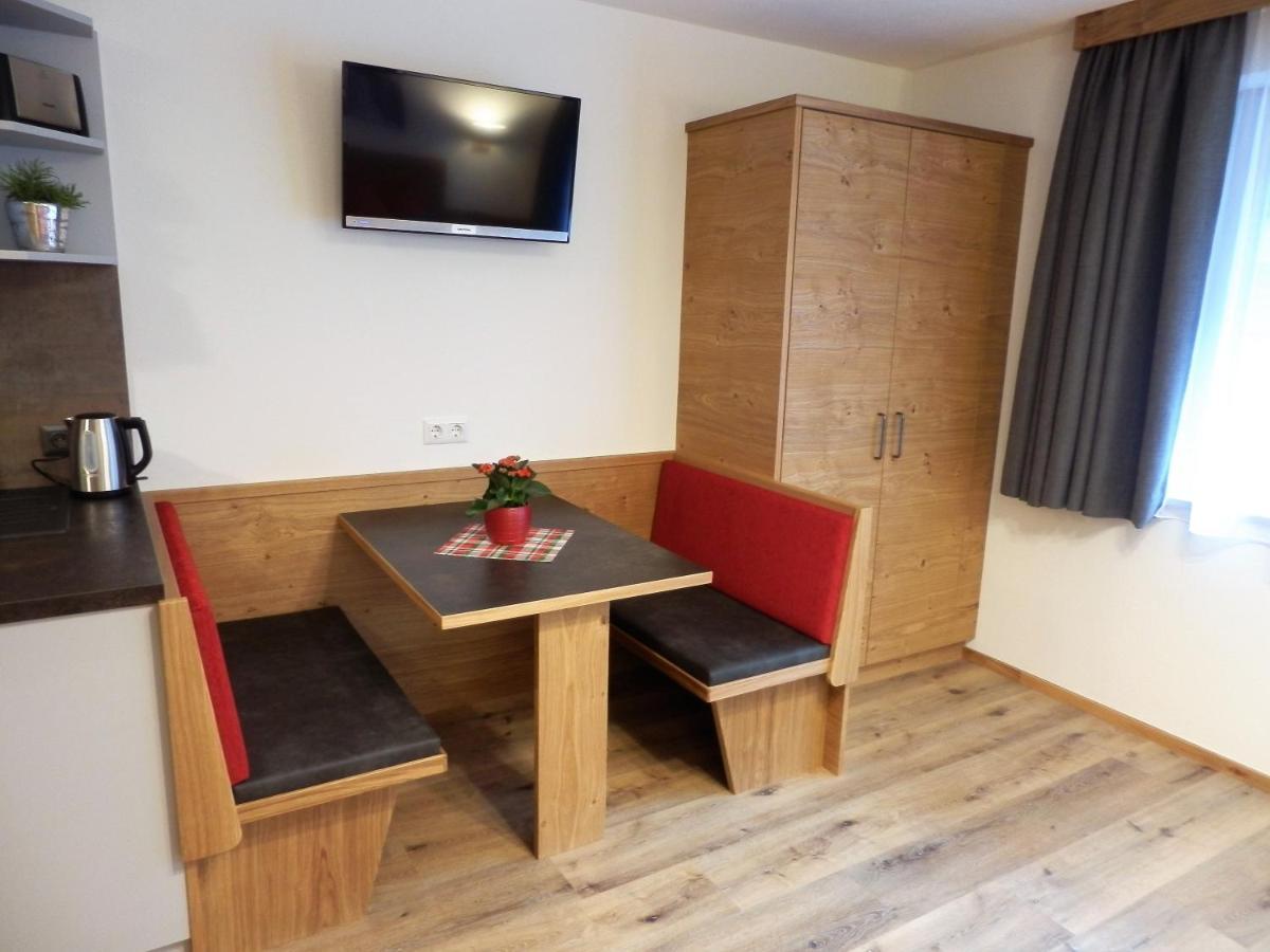 Haus Alpenflora Apartment Flirsch Bagian luar foto
